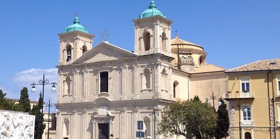 Anziana muore sull’altare del Duomo di Vibo Valentia mentre legge il Vangelo