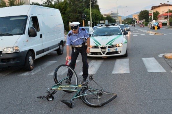 Impatto letale sulla statale 106, muore un ciclista