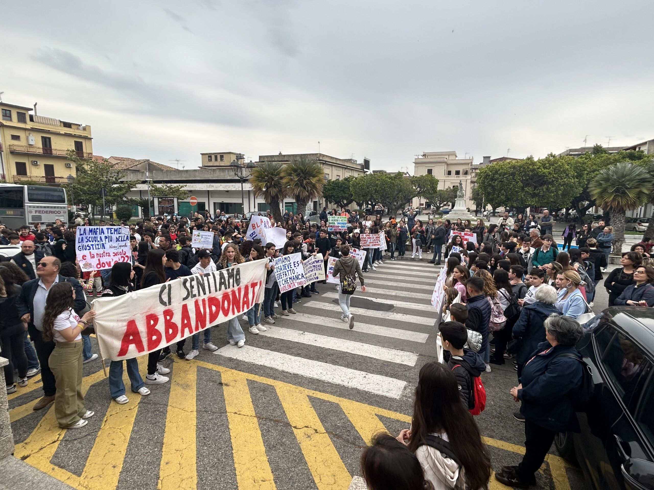 A Siderno la protesta per il ritardo nei lavori della scuola media. «Ci sentiamo abbandonati» – VIDEO