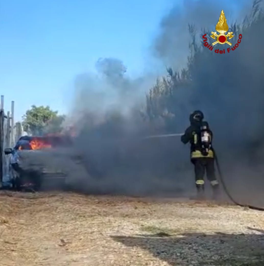 Crotone, esplode bombola in roulotte mentre i vigili spengono incendio: illesi – VIDEO