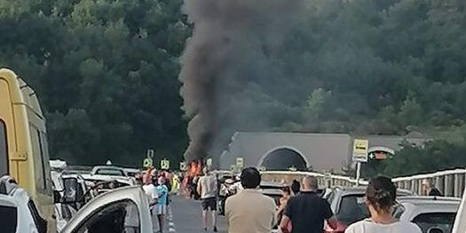 Veicolo in fiamme sull’Autostrada A2, traffico bloccato per alcune ore