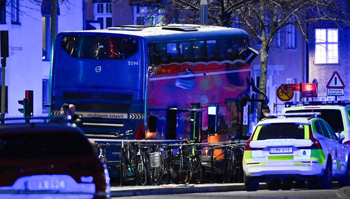 Bus si schianta contro una fermata, morti e feriti