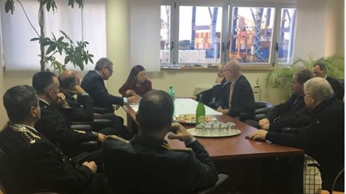 De Micheli a Gioia: «Puntiamo al collegamento ferroviario per rilanciare il porto»