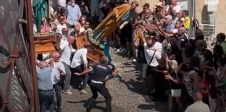 Portatore cade durante la processione a Pazzano, la statua sfiora i fedeli – VIDEO