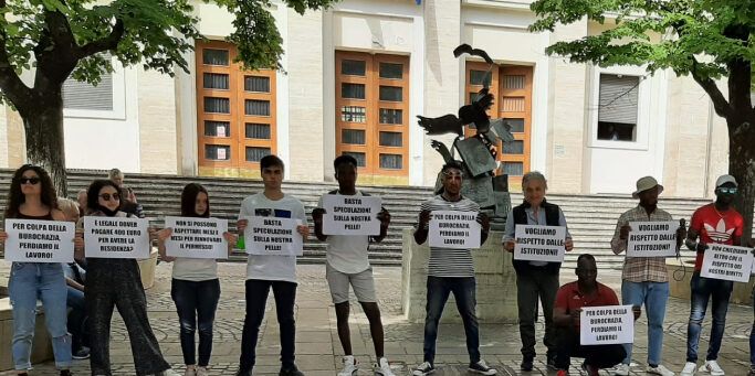 Diritti negati ai migranti. Sit in davanti la Prefettura di Cosenza
