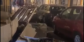 Palmi, tragedia sfiorata: tetto vola per il vento e si abbatte sulla strada – VIDEO
