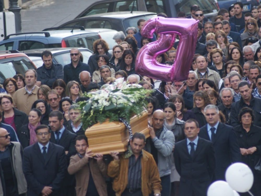 Commozione ai funerali di Adelina Bruno. Don Pietro: «Cosa hanno visto i tuoi occhi domenica sera?»