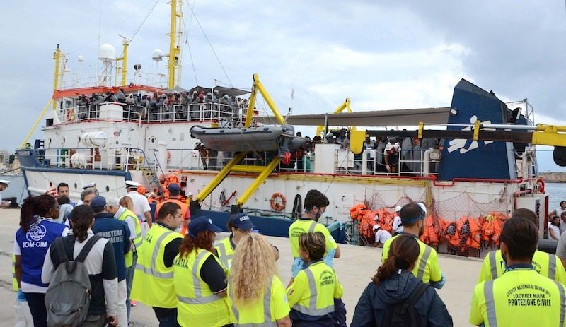 Reggio, altri 417 migranti. Morta una donna incinta