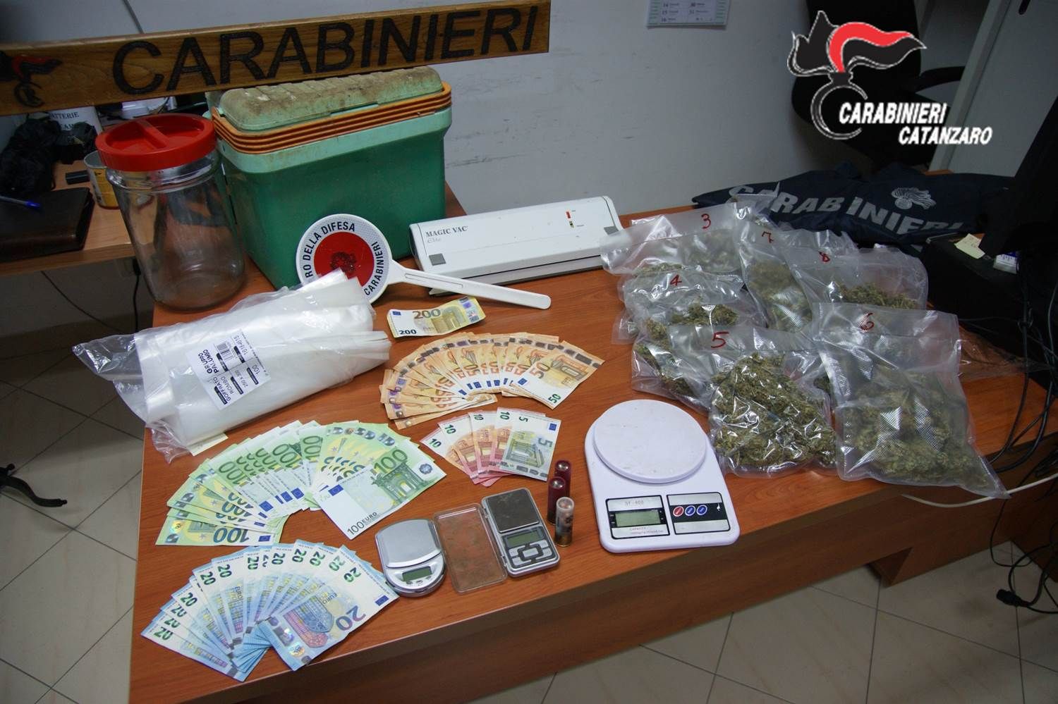 Beccato in casa con un chilo di marijuana, 3.500 euro e munizioni: arrestato