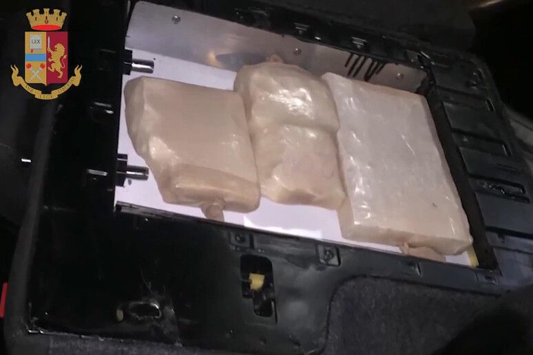Quasi 6 quintali di hashish in un box, arrestato un pregiudicato calabrese