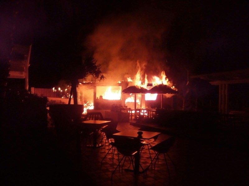 Intimidazione al Saline Resort, distrutto il bar