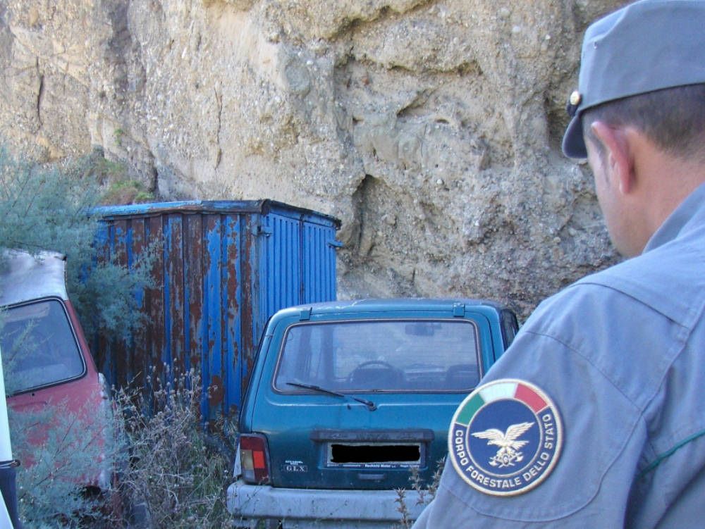 Palmi, scoperta discarica in zona vincolata