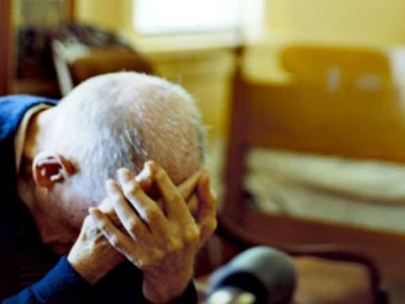 Botte ai genitori per estorcere soldi, in manette 25enne a Corigliano Rossano