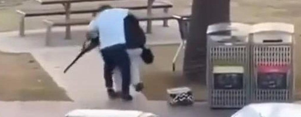 Sydney, passante eroe disarma attentatore – VIDEO