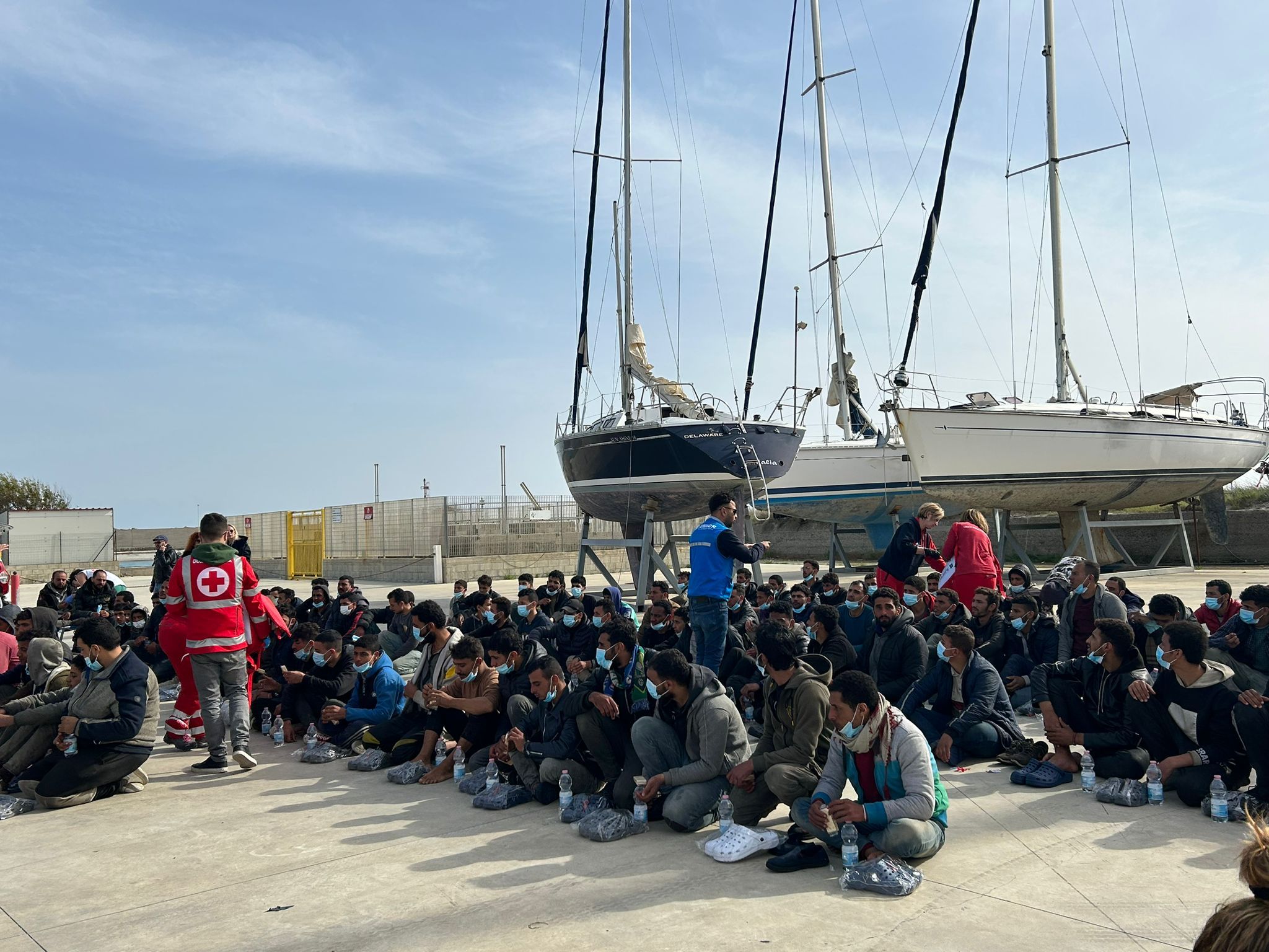 Emergenza senza fine a Roccella Jonica: sbarcano 212 migranti – FOTO E VIDEO