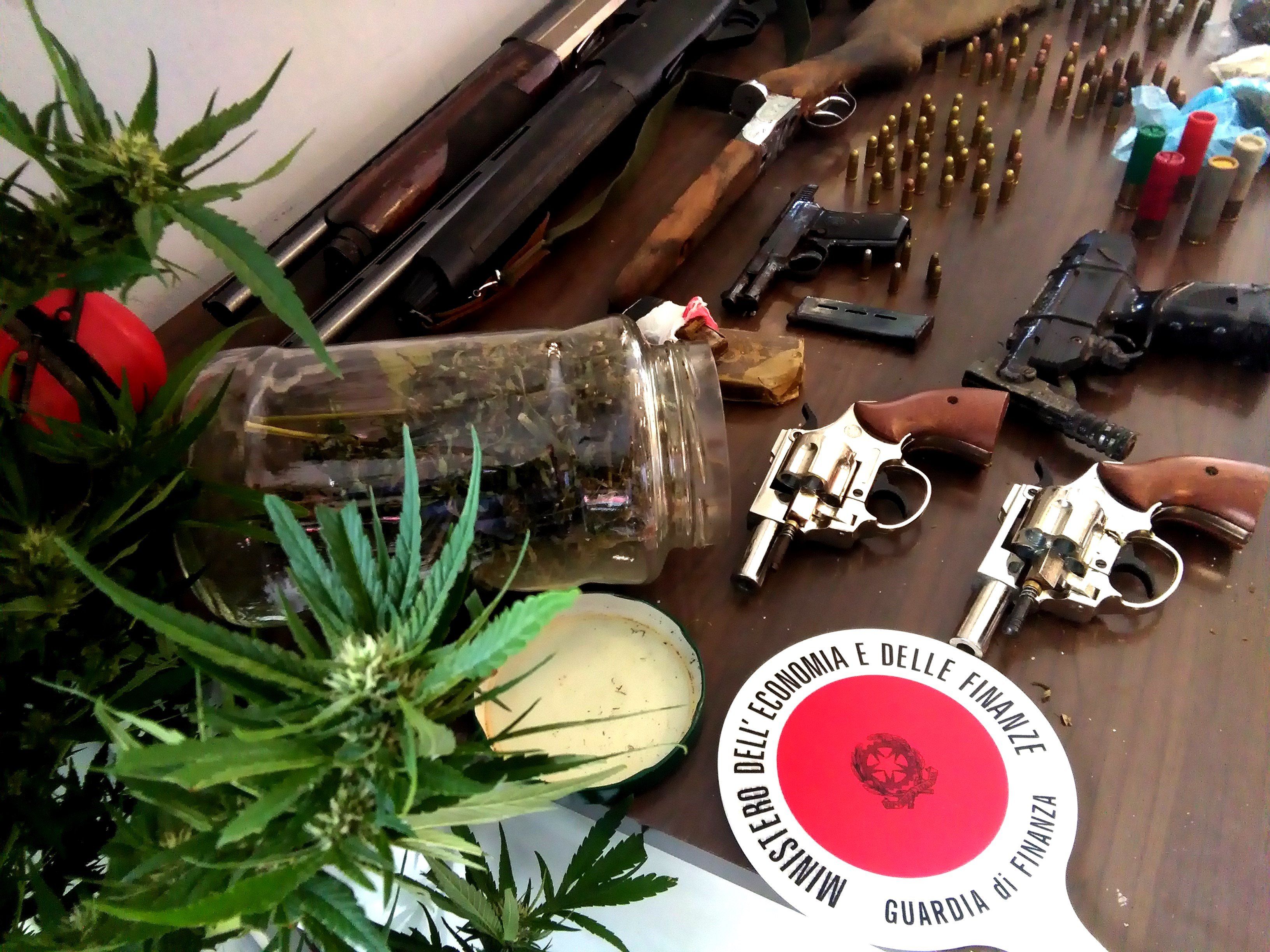 Paola, scoperto un arsenale di armi pronto all'uso – VIDEO