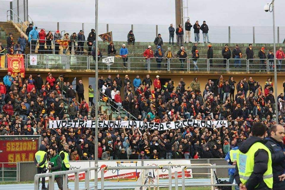 Lo striscione omofobo degli ultrà del Catanzaro