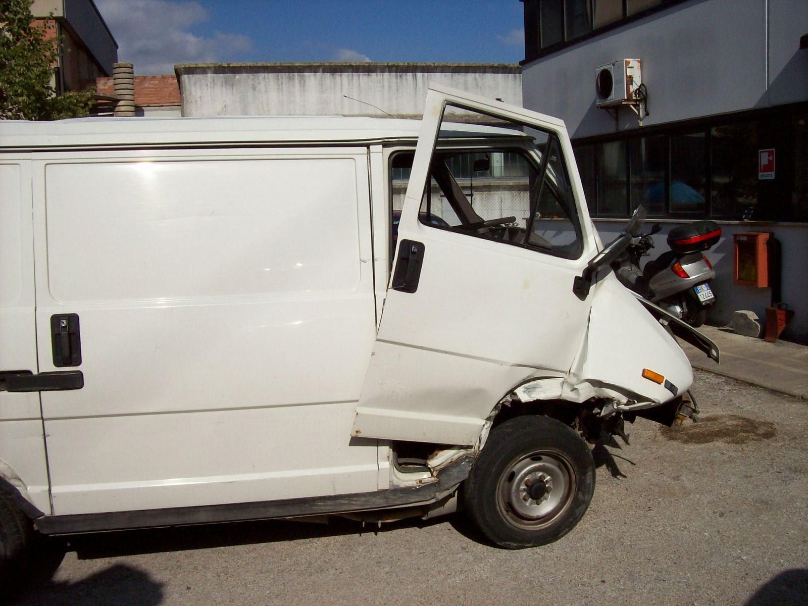 Carolei, sfondano la vetrina di un bar per compiere un furto
