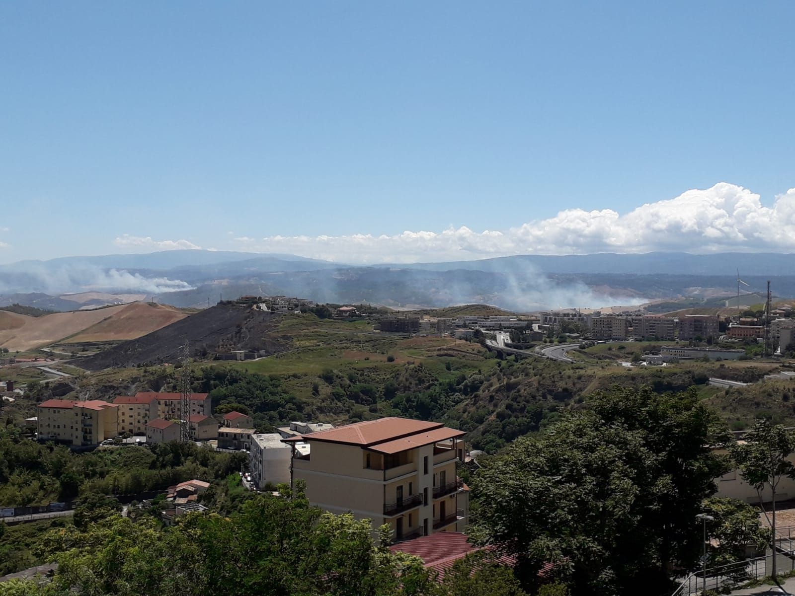 Incendi, “Calabria Verde” al lavoro su 45 roghi