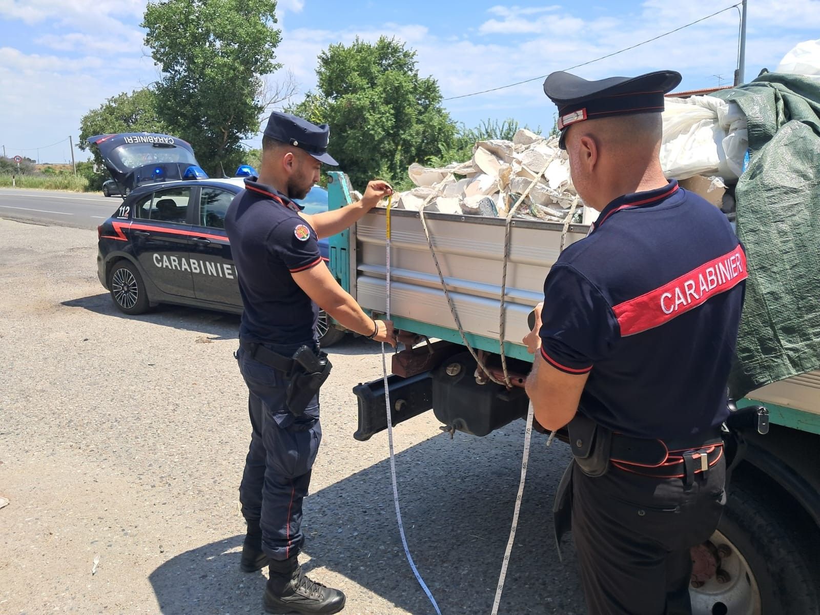 Sellia Marina, viaggiava sulla SS 106 con 15 quintali di rifiuti abusivi: sequestrato autocarro