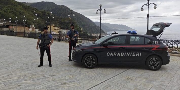 Sorpresi a spacciare sulla spiaggia di Bagnara Calabra, uomo e donna arrestati