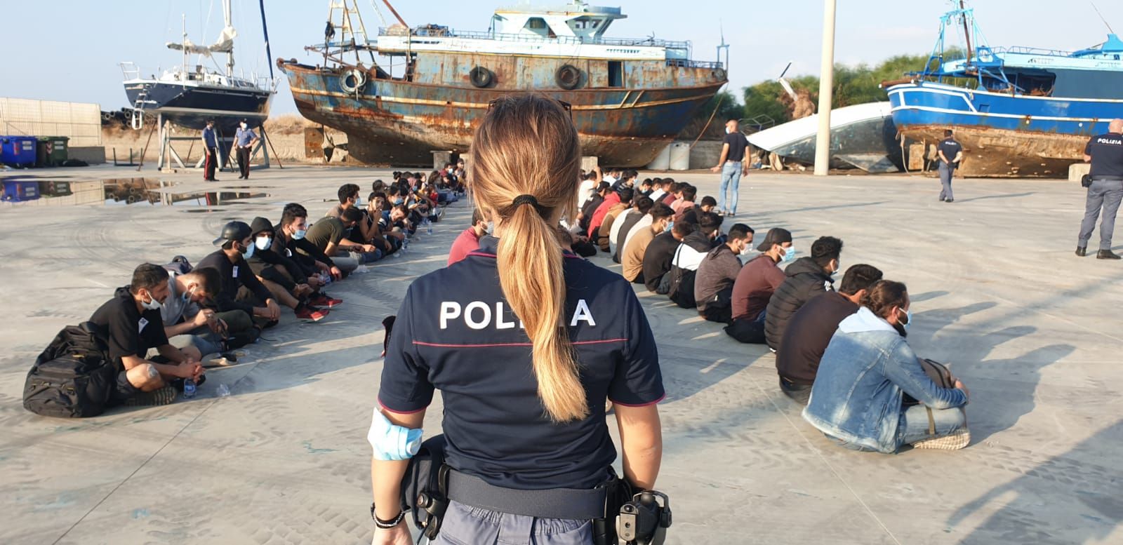 Sbarco di migranti a Crotone, fermati due presunti scafisti