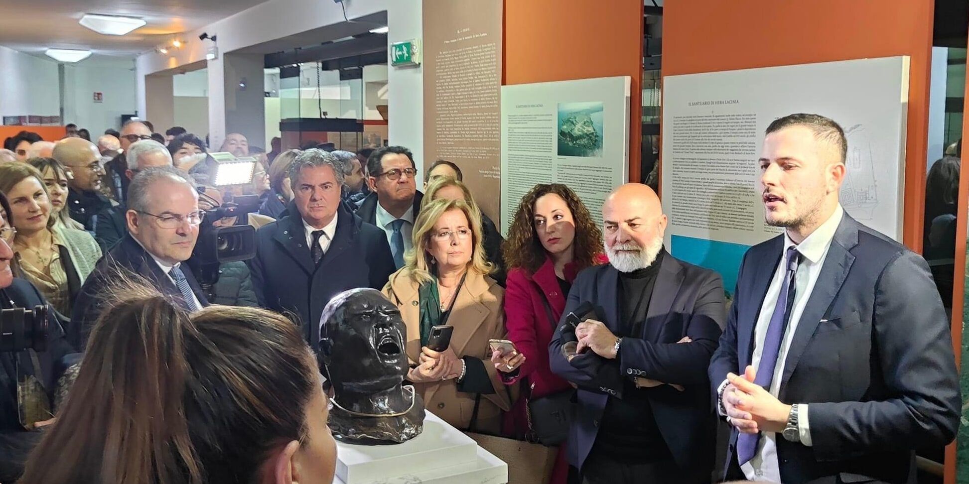 Tanti i visitatori alla mostra “Rara Avis – Olò ghiru tu Kròton” di Antonio Affidato – FOTO