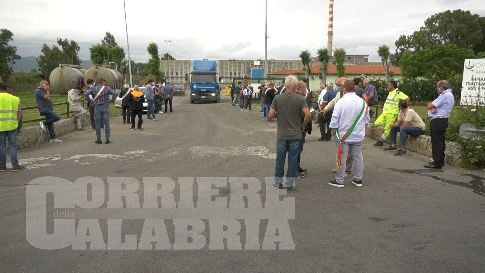 Rifiuti, Vibo al collasso: la protesta dei sindaci arriva fino alla discarica di San Pietro Lametino – VIDEO