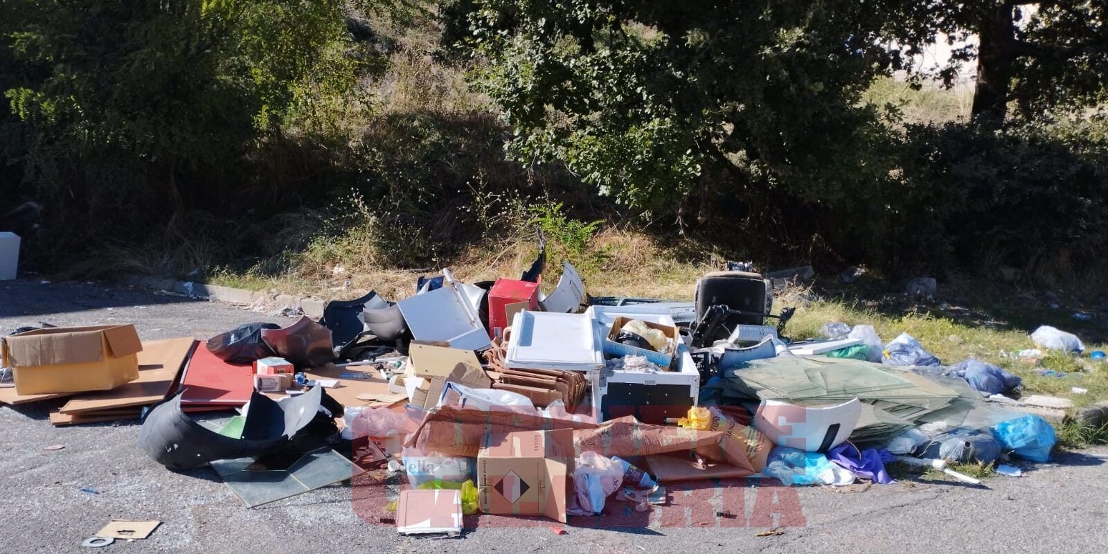 Cosenza, la discarica a cielo aperto di via Antonino Catera – FOTO E VIDEO
