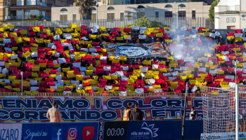 Lancio di petardi in campo, 5 mila euro di multa per il Catanzaro