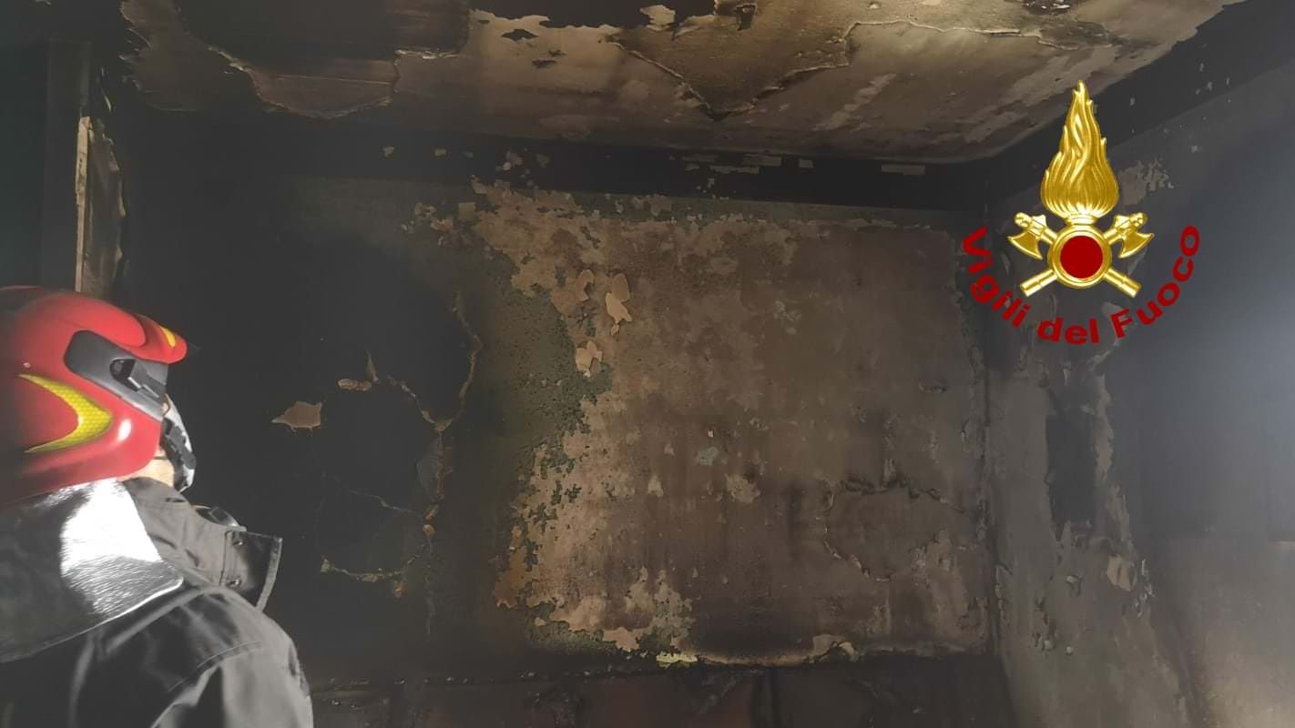 Scoppia un incendio in un appartamento nel Catanzarese, nessun ferito