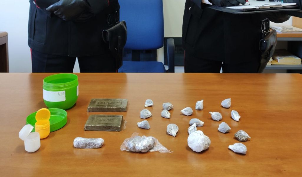 Girava con la tracolla piena di droga a Cassano, arrestato dai carabinieri