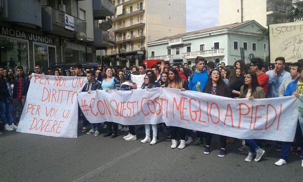 Rossano, protesta contro il caro abbonamento