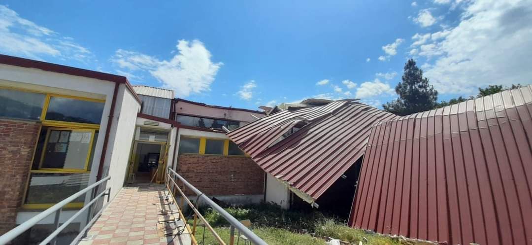 Rende, crolla tetto della scuola media: consigliere Talarico presenta interrogazione