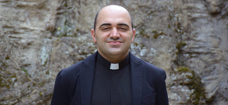 In fiamme l’auto di don Rigoli, la comunità si stringe attorno al parroco