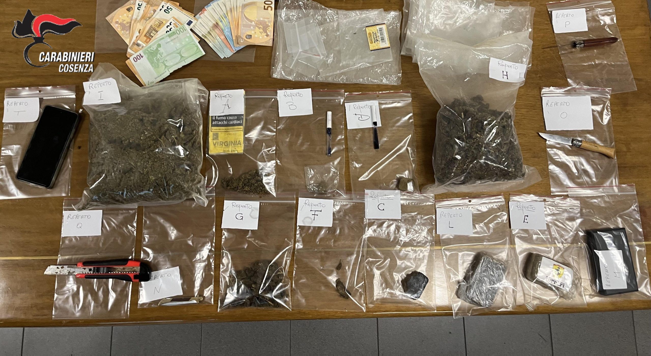 Cosenza, trovato in casa con un chilo di droga: un uomo finisce ai domiciliari