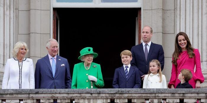La regina dal balcone di Buckingham Palace saluta la folla, è ovazione