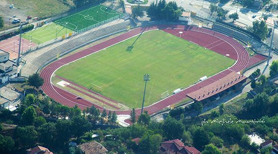 Segati i pali di una porta dello stadio di Castrovillari