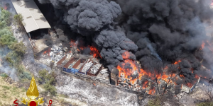 Crotone, vasto incendio in un’autodemolizione: squadre al lavoro da oltre quattro ore – FOTO E VIDEO