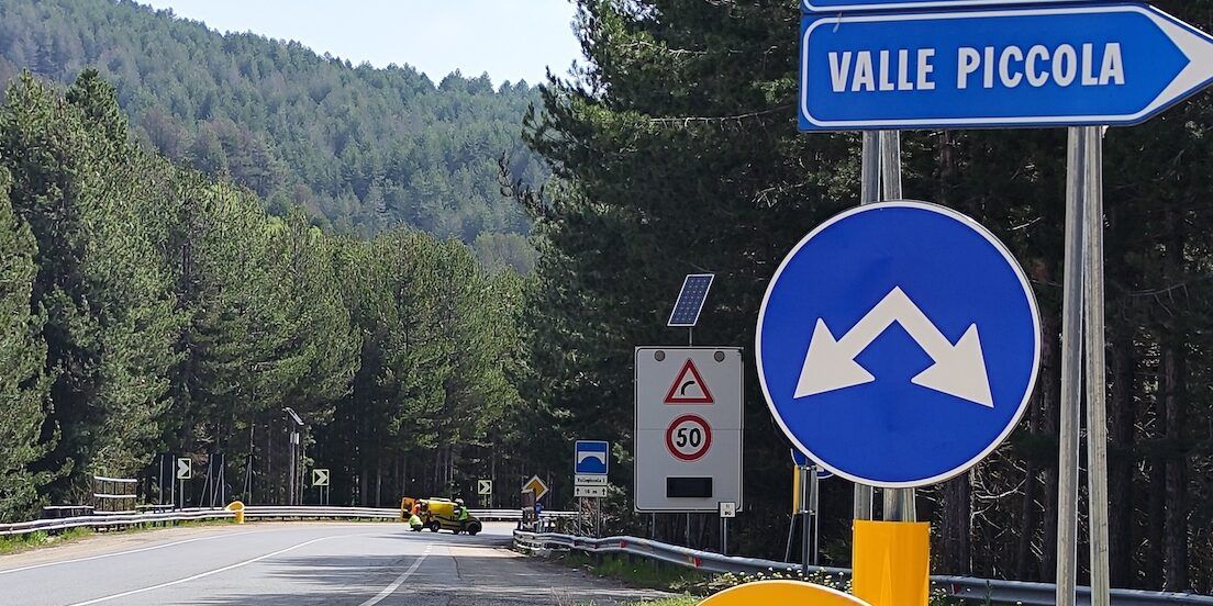 Incendio lungo la Statale 107 Silana Crotonese, traffico chiuso in entrambe le direzioni