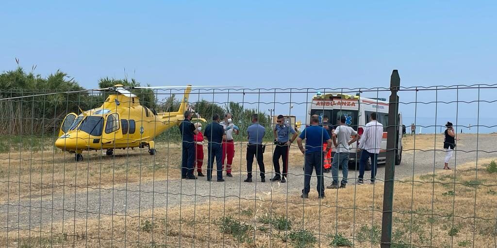Accusa un malore sulla spiaggia, interviene l’elisoccorso nel Cosentino