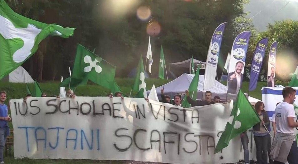 «Tajani scafista», lo striscione dei giovani della Lega a Pontida