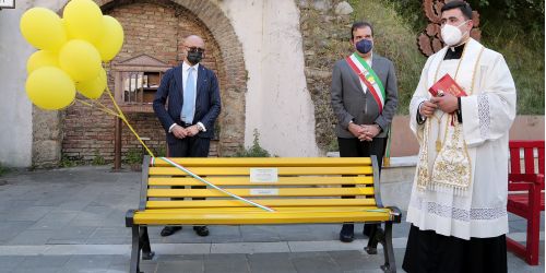 panchina-gialla-regeni-cosenza