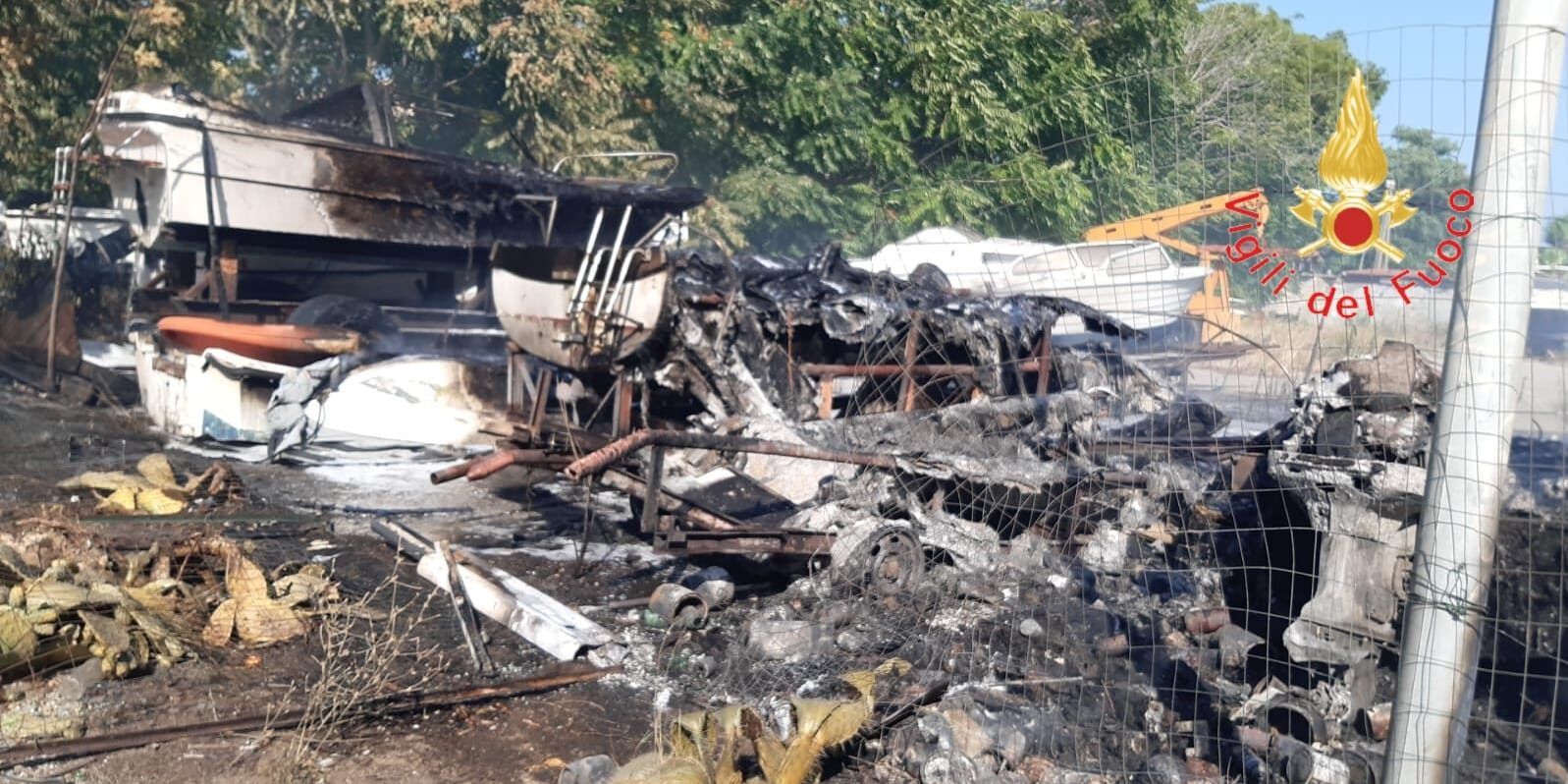 Catanzaro Lido, incendio in una rimessa di barche