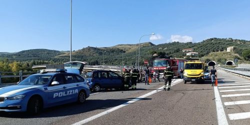 Scontro tra due auto nel Catanzarese, morta una giovane