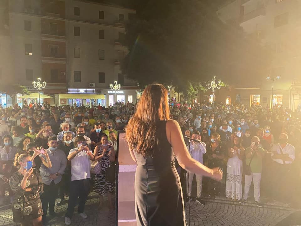 Sfogo social di Santelli: «Dicono che sarei in America? Beceri pettegolezzi»