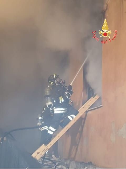 Amato, incendio nel cantiere della scuola primaria