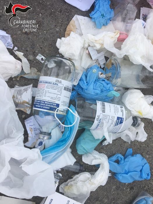 Rifiuti sanitari smaltiti nei cassonetti, una denuncia a Crotone
