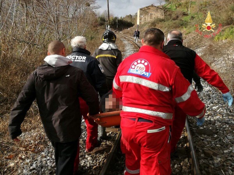 Si lancia dal treno in corsa, non è grave