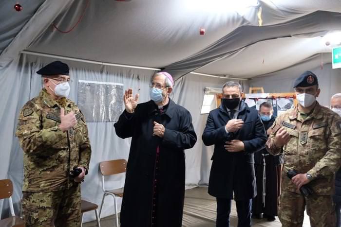 Il vescovo di Cosenza visita l'ospedale da campo. «La speranza non deve venire meno»